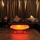 Moree Studio 36 LED Couchtisch Pro mit multicolor LED-Beleuchtung im modernen Wohnzimmer.