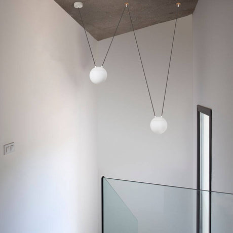 2er-Hängeleuchte Mine Space Dunkelgrau mit zwei modernen Lichtern in einem minimalistischen Raum.