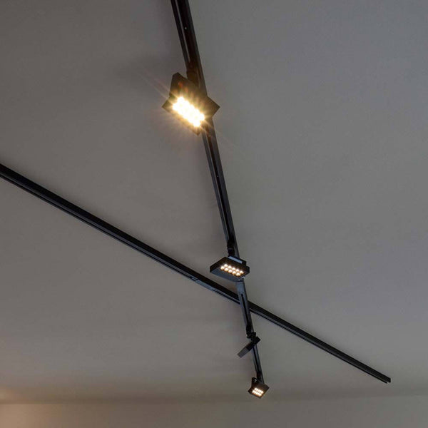 3-Phasen L-Verbinder Außen 90° Schwarz mit LED-Strahlern an einer Deckenstromschiene