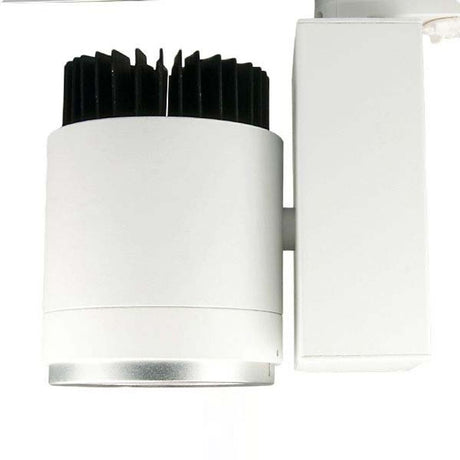 3-Phasen Power-LED Strahler in Weiß mit passivem Kühlkörper, fokussierbar für verschiedene Anwendungen.