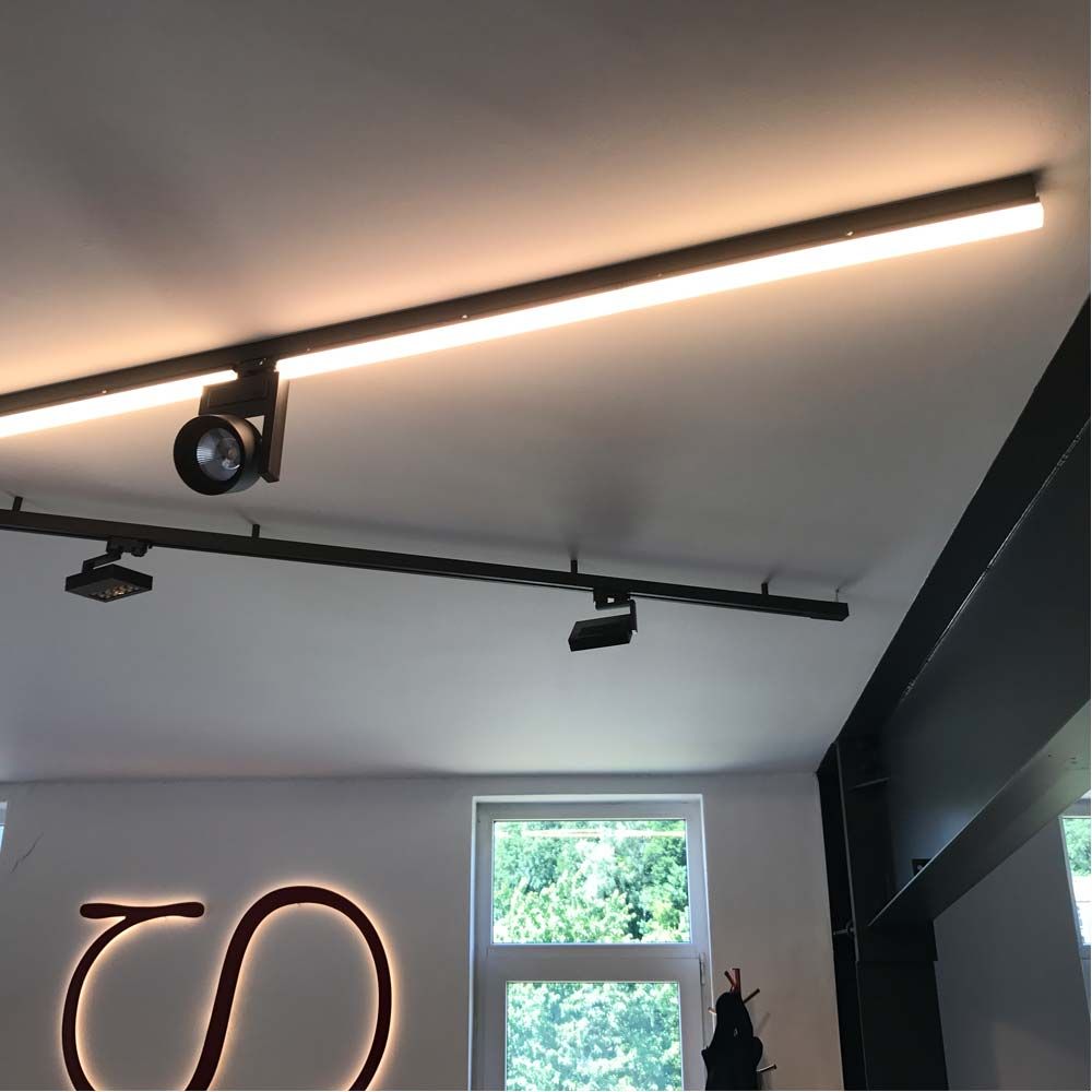 Luz de línea de 3 circuitos 2200lm 20W 3000K negro cálido