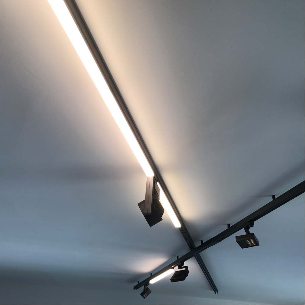 Luz de línea de 3 circuitos 2200lm 20W 3000K negro cálido