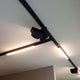 3-Phasen Linienleuchte 2200lm 20W 3000K warm Schwarz an einer 3-Phasenschiene montiert.