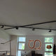 Dezente Innenansicht eines modernen Büros mit 3-Phasen Mittel-Einspeiser und stilvollem Lichtdesign.