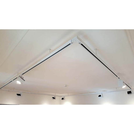 3-Phasen Pendelleuchten Adapter Weiß an einer Decke installierte Lichtschiene für optimale Beleuchtung.