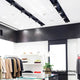 3-Phasen Power-LED Strahler in einem modernen Shop mit neutralweißer Beleuchtung.