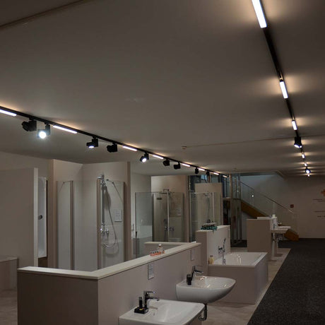 Moderne Badezimmerausstellung mit 3-Phasen Power-LED Strahlern und eleganten Sanitäranlagen.