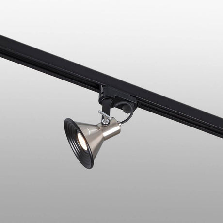 3-Phasen Schienenstrahler CUP GU10 Nickel-Satin, Schwarz auf schwarzer Schiene montiert.