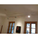 3-Phasen Stromschiene 2m Weiß montiert an der Decke mit Spotlights und Fenstern im Hintergrund.