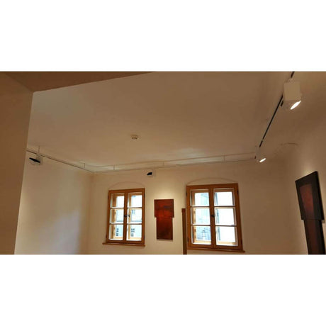 3-Phasen Stromschiene 2m Weiß mit Spotlights in einem modernen Raum, ideal für Kunstbeleuchtung.