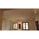 3-Phasen Stromschiene 2m Weiß mit Spotlights in einem modernen Raum, ideal für Kunstbeleuchtung.