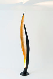 Stehlampe Barbone Rund 167 cm Gold von Holländer mit gehämmerter Oberfläche und schwarzem Eisen, elegant geschwungen