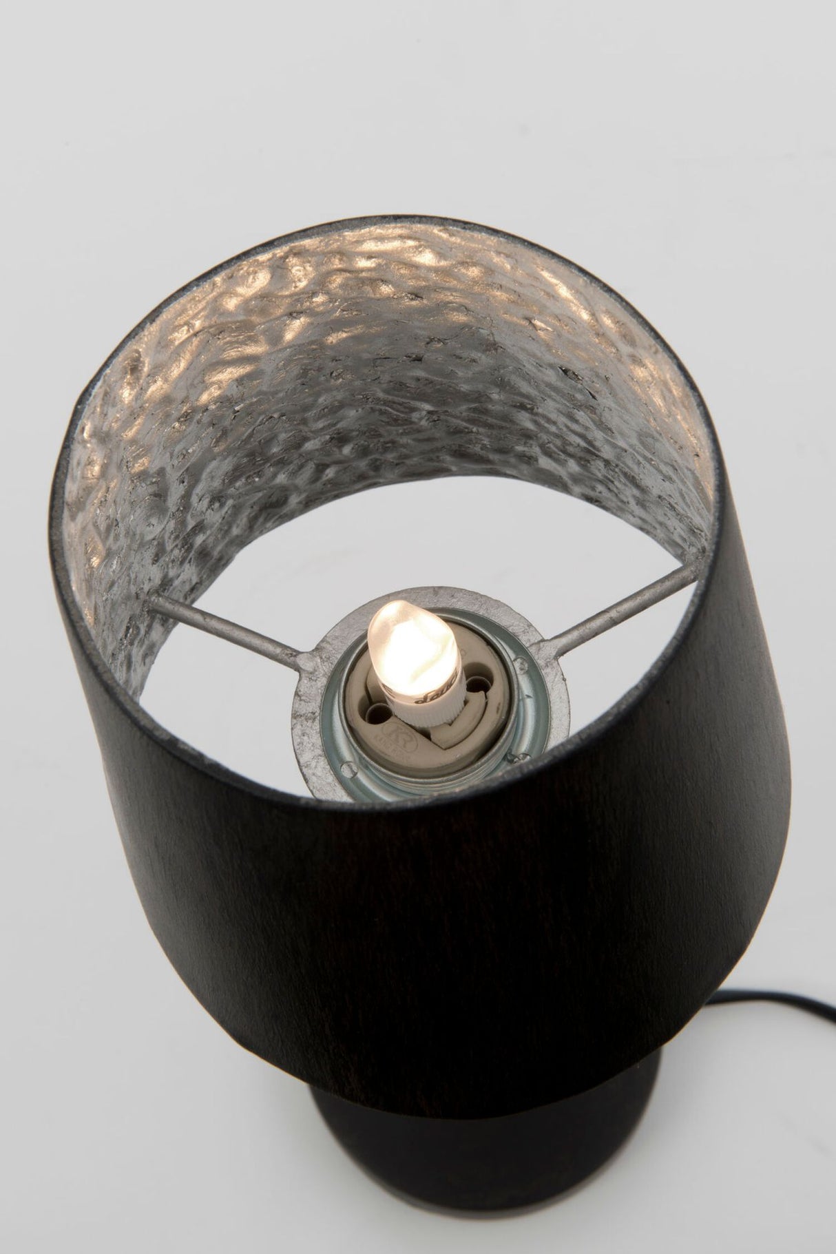 Tischlampe Meteor Medio gehämmert mit Schirm