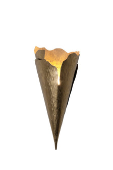 Wandleuchte Gingko Quattro gehämmert rund in Gold, Frontansicht mit gehämmerter Oberfläche und warmweißer Beleuchtung