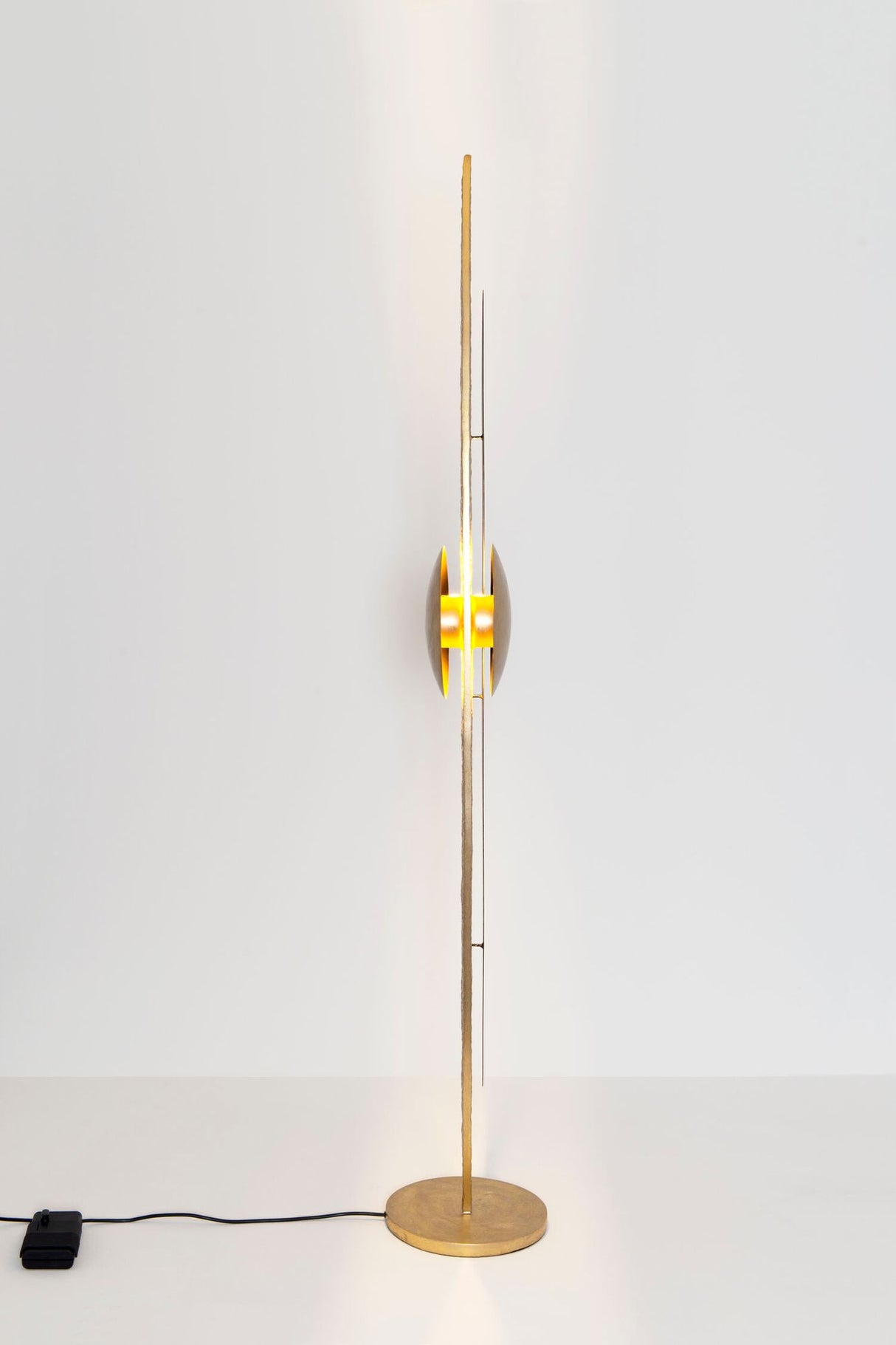 LED-Lampada da terra La Presa a 4 luci dimmerabile con schermatura 