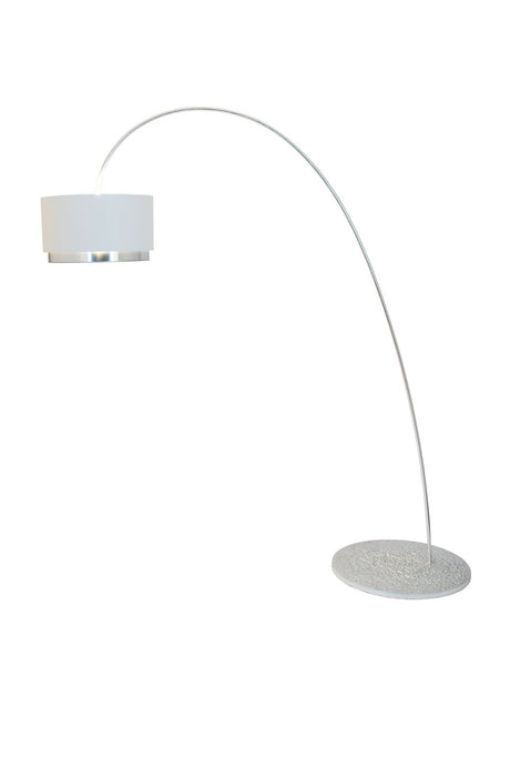Stehleuchte Meteor Gigante mit gebogenem Arm, Chintz-Schirm weiß, gehämmerter Metallsockel silber