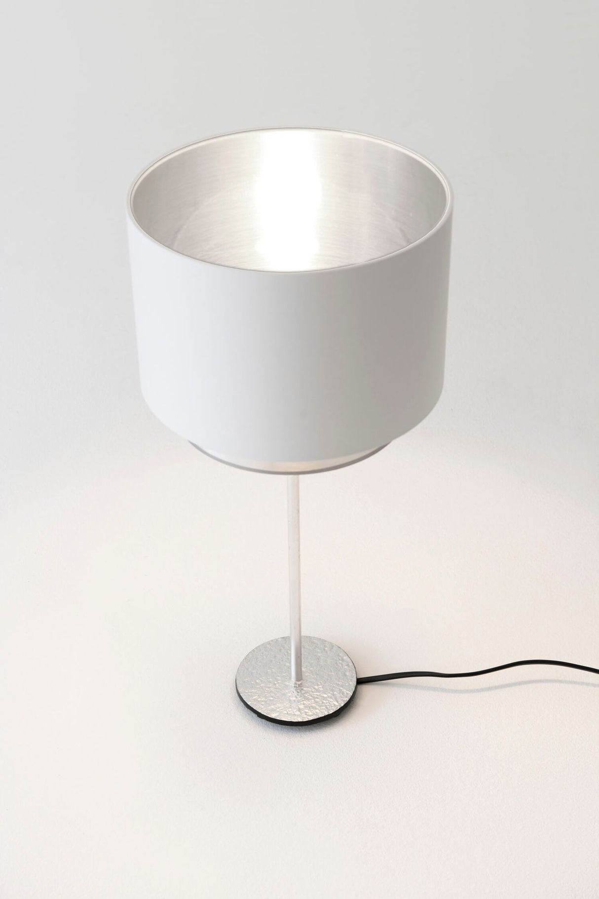 Lampada da tavolo Mattia rotonda Perla Silk con paralume 
