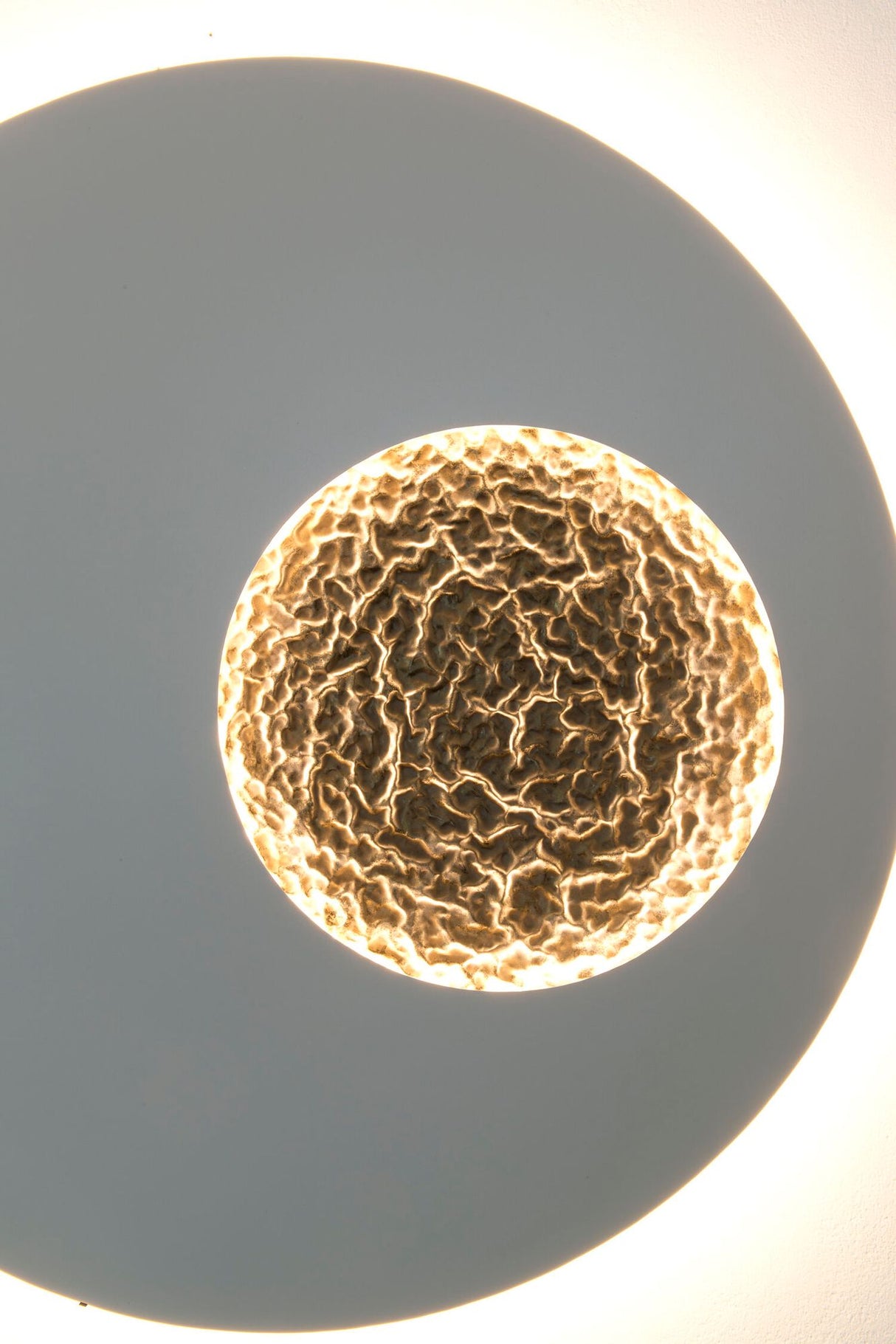 LED-Wandleuchte Luna Rund Gross L dimmbar gehämmert