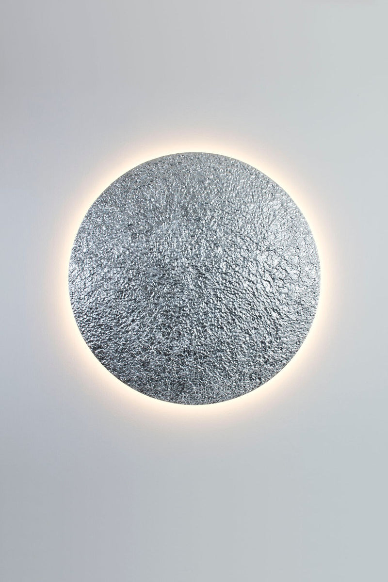 LED-Wandleuchte Meteor Mega XXL rund 120cm, silber, dimmbar, Frontalansicht an weißer Wand