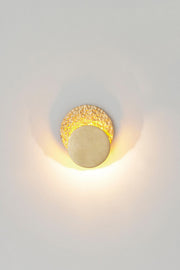 LED-Wandlampe Coronare Piccolo dimmbar mit Scheibe, gehämmerte Eisenoberfläche und warmes Licht für Flur und Wohnraum