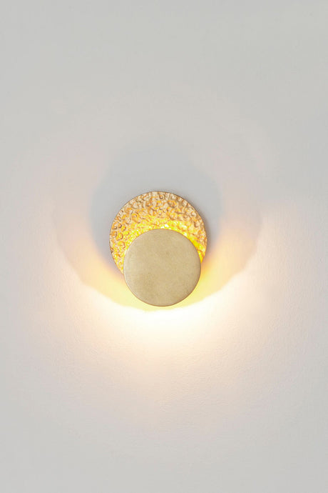 LED-Wandlampe Coronare Piccolo dimmbar mit Scheibe, gehämmerte Eisenoberfläche und warmes Licht für Flur und Wohnraum