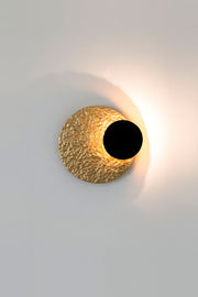 LED-Wandleuchte Infinity Piccolo dimmbar mit Scheibe in Gold, gehämmerte Oberfläche, dekorative Holländer-Leuchte