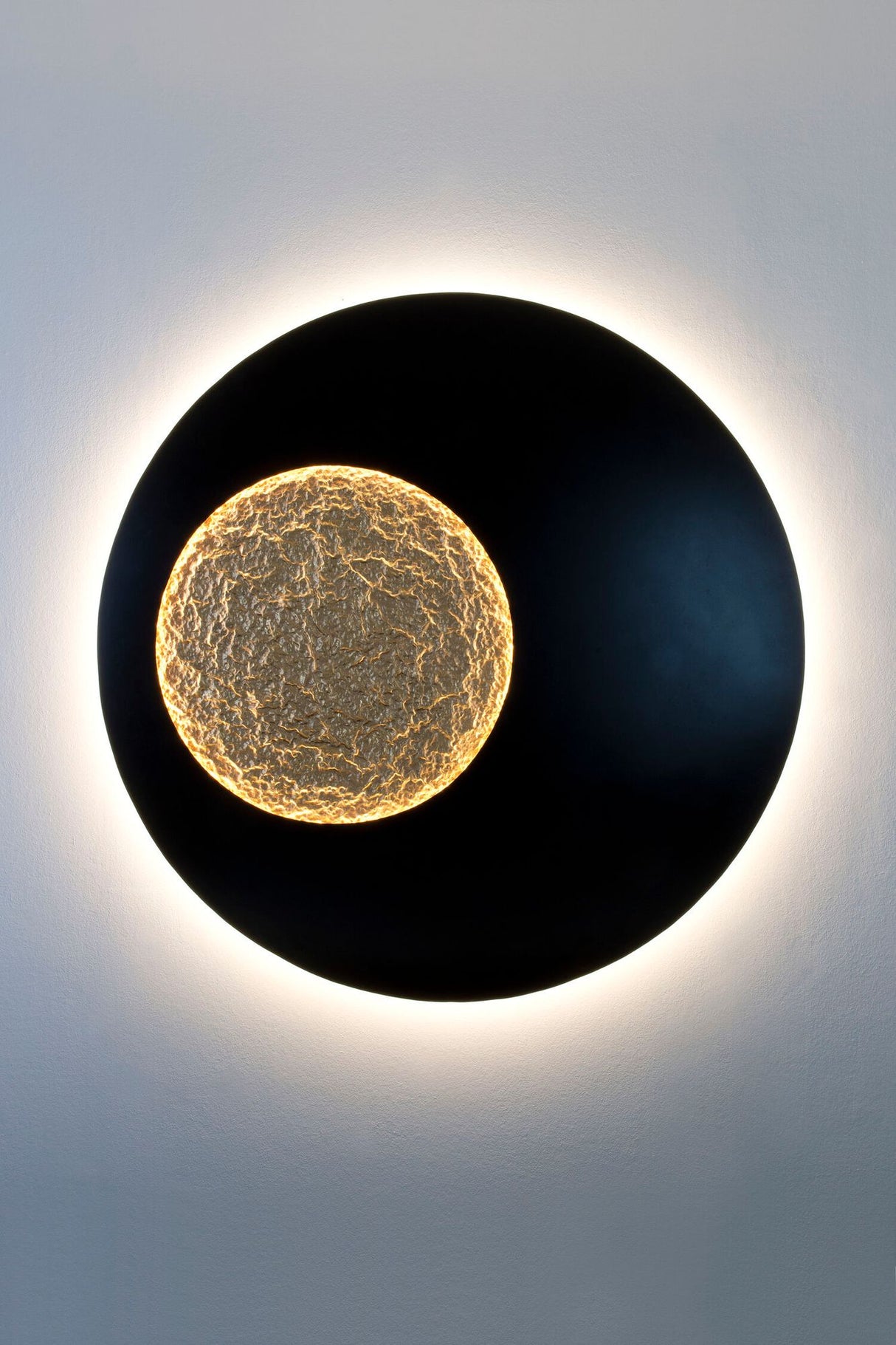 LED-Wandleuchte Luna Mega Xxl dimmbar gehämmert mit Scheibe