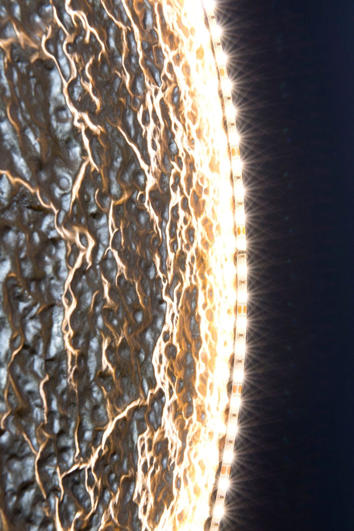 LED-Wandleuchte Luna Mega Xxl dimmbar gehämmert mit Scheibe