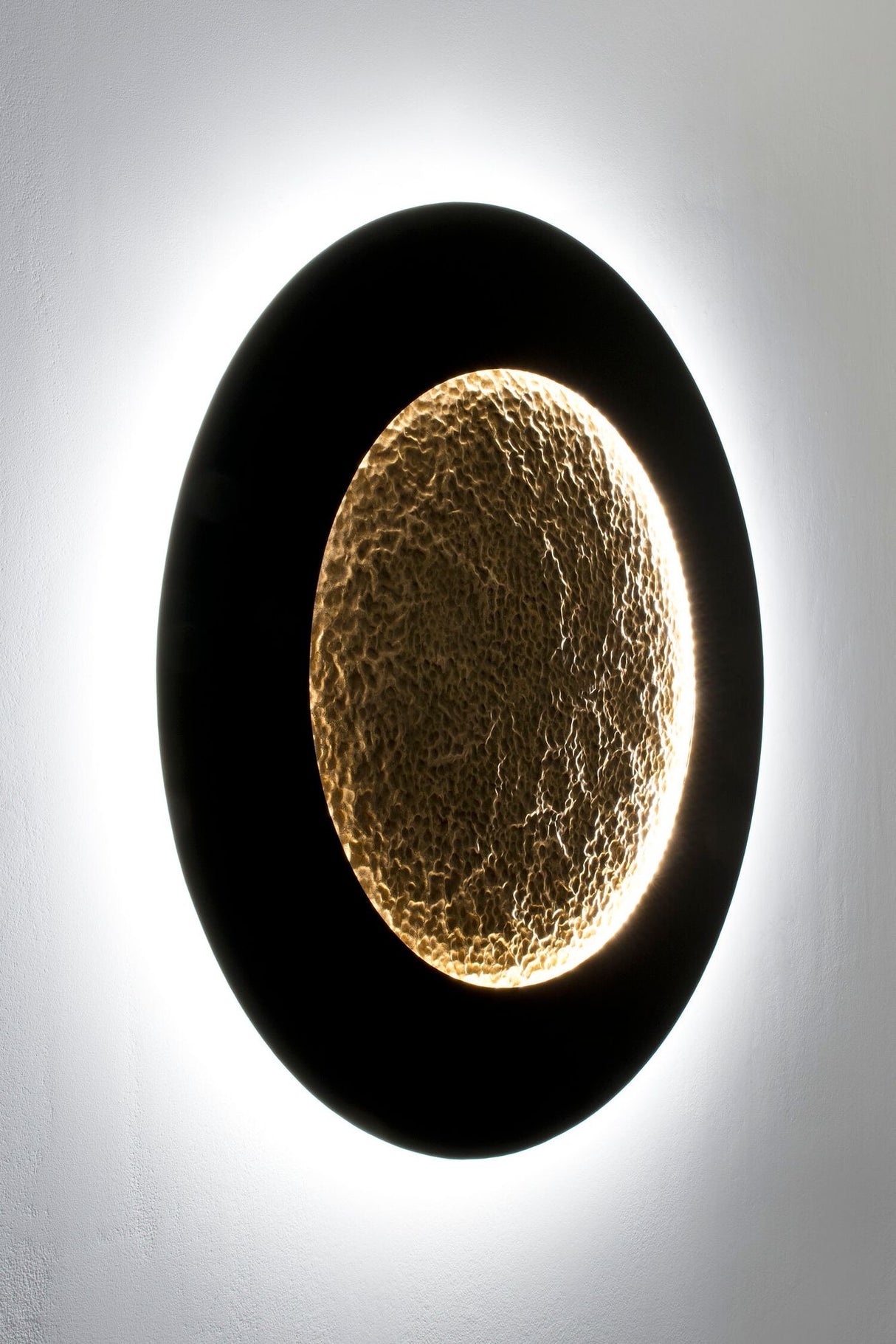 LED-Wandleuchte Luna Apertura Xl dimmbar gehämmert