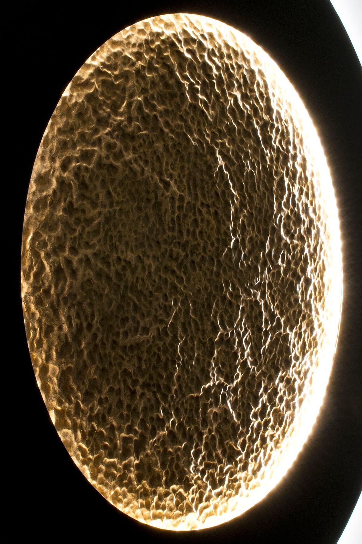 LED-Wandleuchte Luna Apertura Xl dimmbar gehämmert