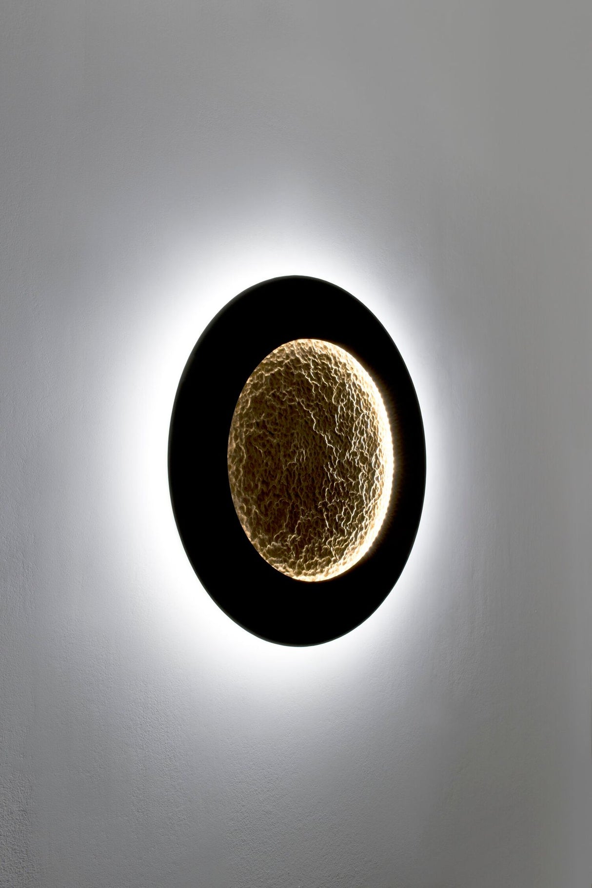 LED-Wandleuchte Luna Apertura L dimmbar gehämmert Rund