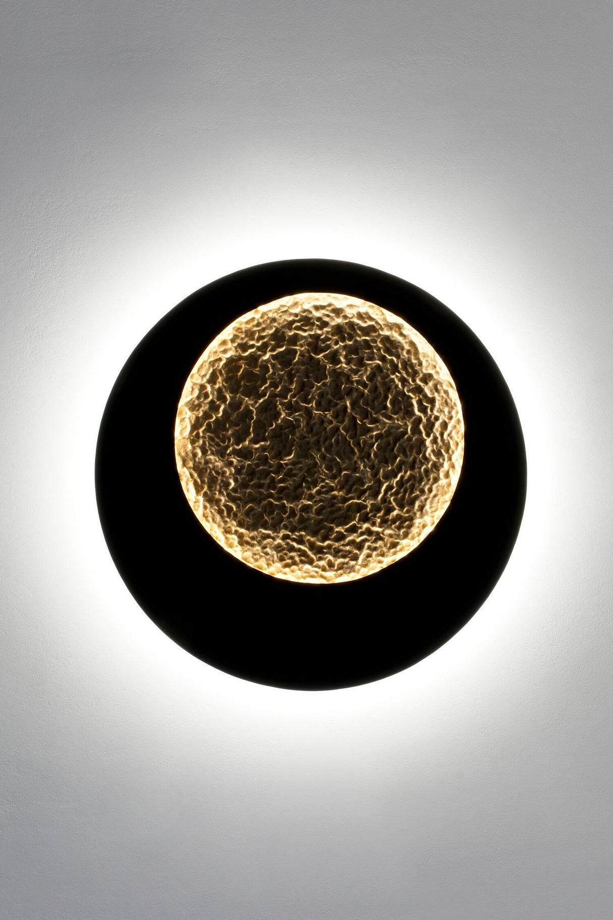LED-Wandlampe Plenilunio Medium M dimmbar gehämmert