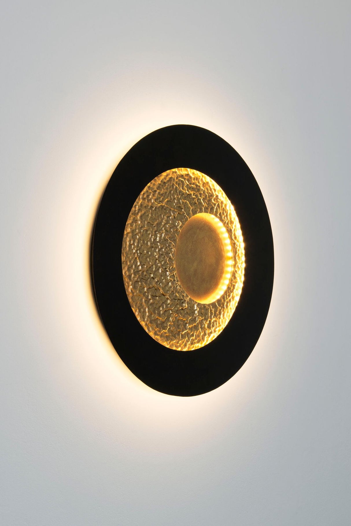LED-Wandlampe Urano Medium M dimmbar gehämmert Rund