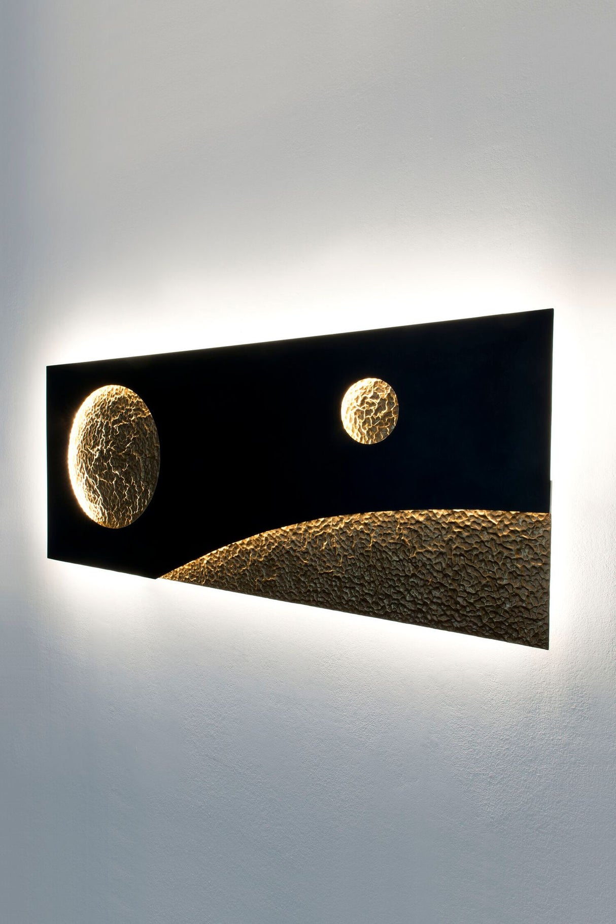 LED-væglampe Universo Spettro dæmpbar hamret 150x2,5cm 