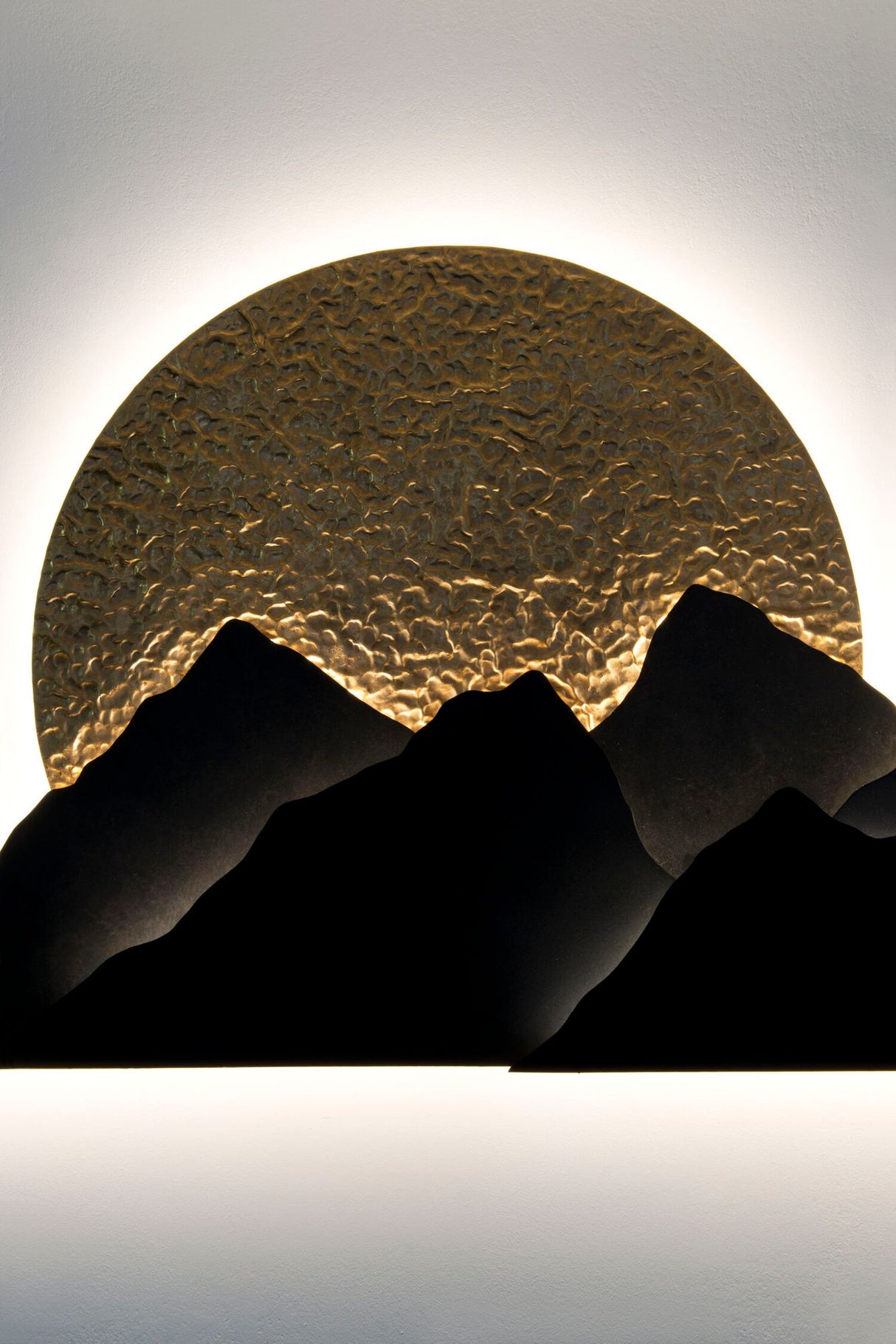 LED-Wandlampe Montagna dimmbar gehämmert 70cm Gold