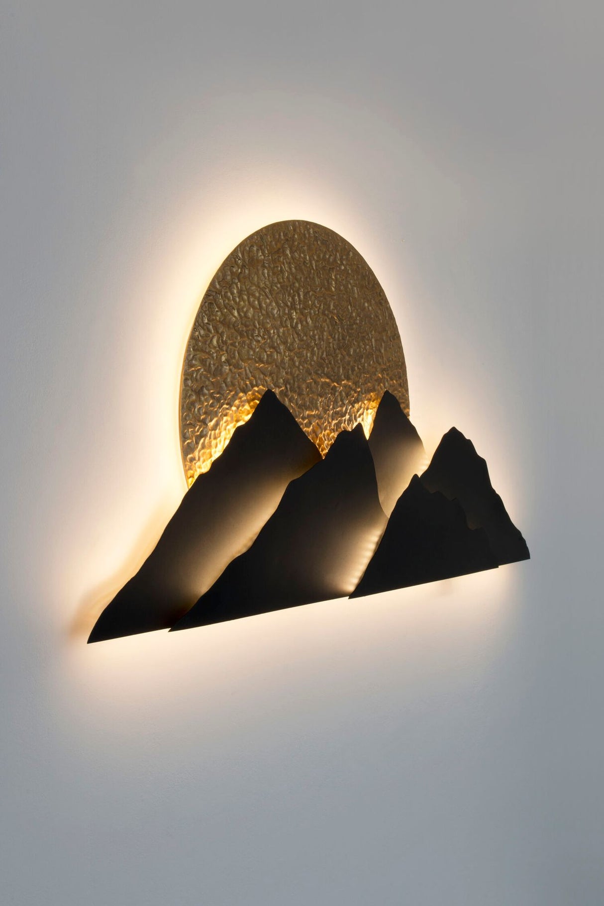 LED-Wandlampe Montagna dimmbar gehämmert 70cm Gold