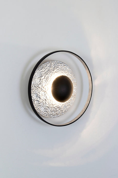 Wandlampe Satellite 4-flammig gehämmert mit Scheibe, Metalldesign mit gehämmerter Oberfläche und runder Scheibe, Frontalansicht an weißer Wand