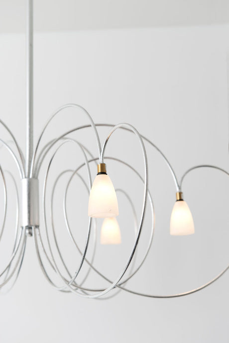 Hängeleuchte Rosaspina 6-flammig mit weißem Opalglas und geschwungenen Metallringen, Durchmesser 73cm, Frontalansicht