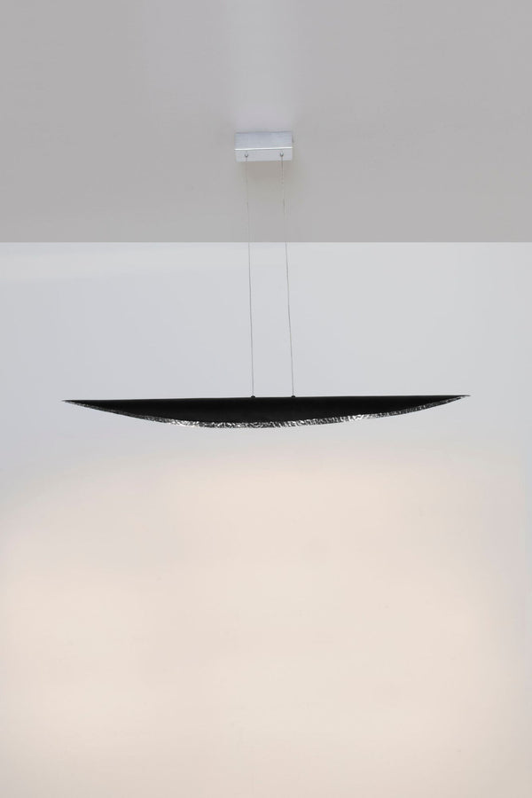 LED-Hängelampe Chiasso 4-flammig dimmbar mit gehämmerter schwarzer Schale, von unten fotografiert