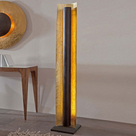 Frittstående lampe Utopistico Ii jern gull-brun-svart i stilfullt interiør med myk belysning.