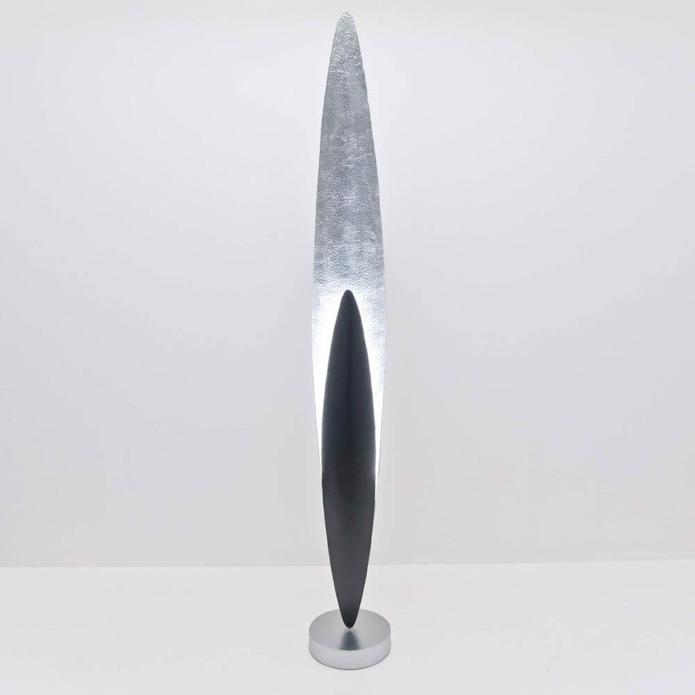 Stehleuchte Lingua Eisen Braun-Schwarz-Silber mit modernem Design und klaren Linien auf einem weißen Hintergrund.