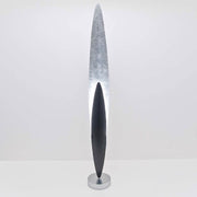 Lampadaire Lingua en fer brun-noir-argent au design moderne et aux lignes épurées sur fond blanc.