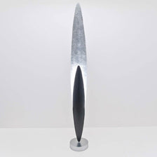 Stehleuchte Lingua Eisen Braun-Schwarz-Silber mit modernem Design und klaren Linien auf einem weißen Hintergrund.