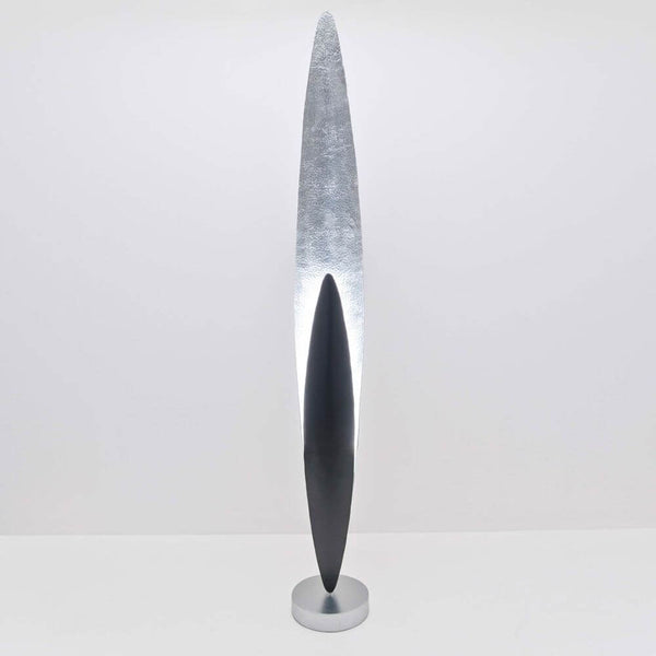 Stehleuchte Lingua Eisen Braun-Schwarz-Silber mit modernem Design und klaren Linien auf einem weißen Hintergrund.