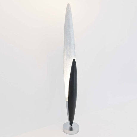 Stehleuchte Lingua Eisen Braun-Schwarz-Silber mit modernem Design und schlanker Form auf weißem Hintergrund.