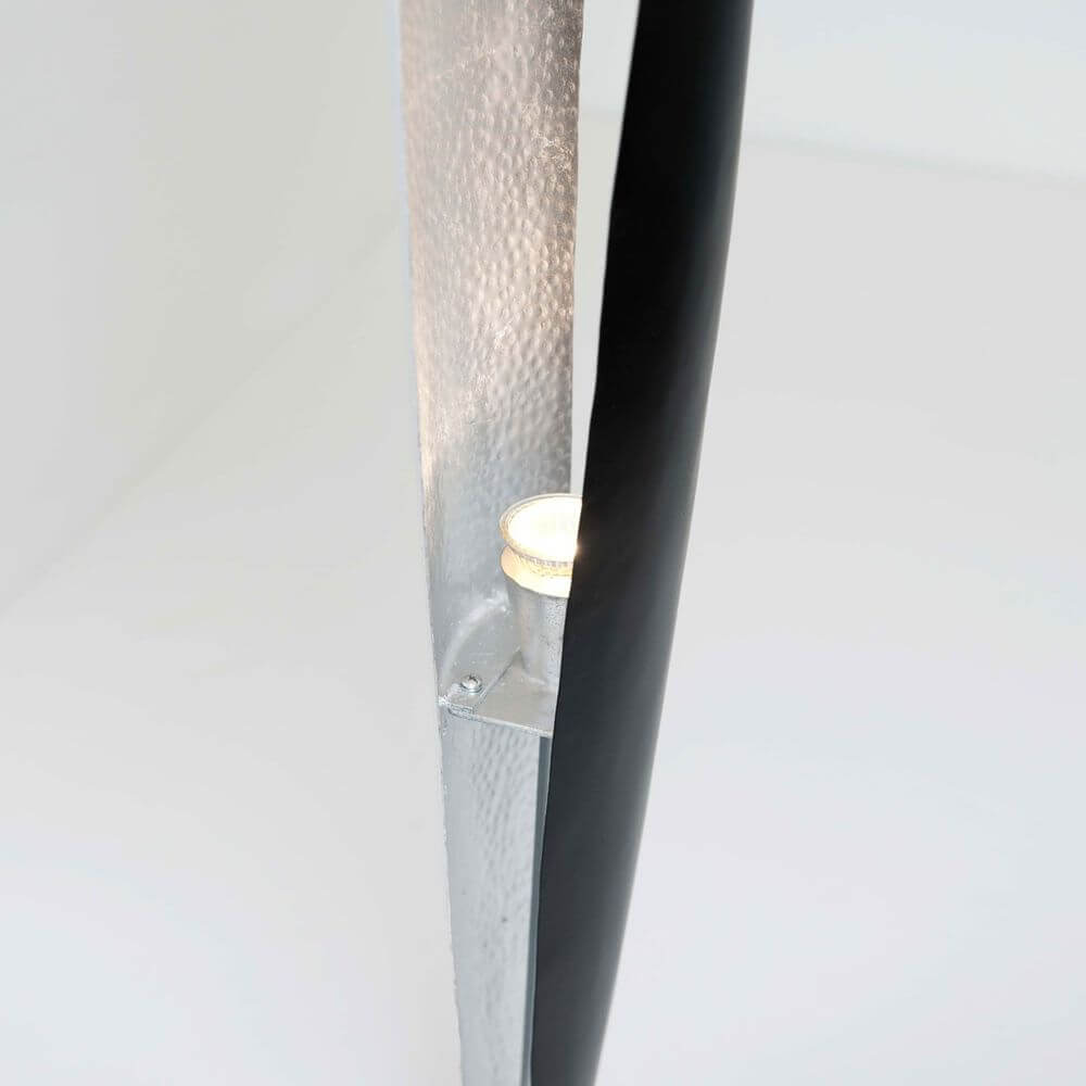 Stehleuchte Lingua Eisen Braun-Schwarz-Silber mit modernem Design und eleganter Beleuchtung.