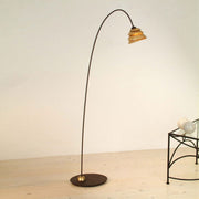 Golvlampa Snail One i järn brun-svart-guld med elegant design och böjd lampskärm.