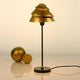 Tischleuchte Snail One Eisen Braun-Schwarz-Gold mit goldener Lampenschirmstruktur und schwarzem Fuß.
