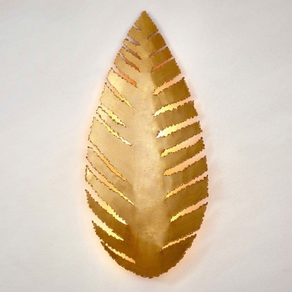 Wandleuchte Pietro Eisen Gold in Form eines goldenen Blattes für stilvolle Wohnräume.