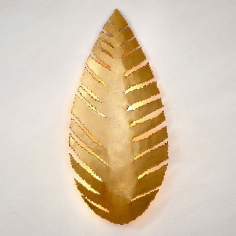 Wandleuchte Pietro Eisen Gold in Form eines goldenen Blattes für stilvolle Wohnräume.
